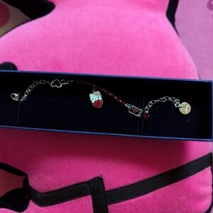 hello kitty x swarovski bracelet Hello kitty holding heart Cute 🥰